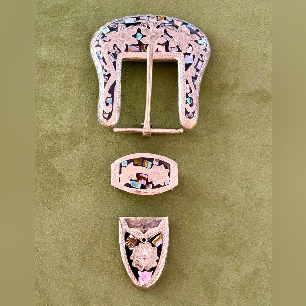 VINTAGE- ALPACA MEXICO SILVER ABALONE / MOTHER
OF PEARL INLAY BELT
BUCKLE 1-1/4”